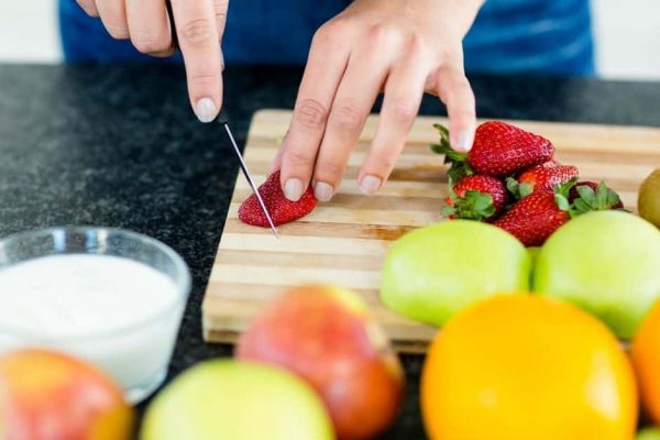 Cutting-frresh-fruit